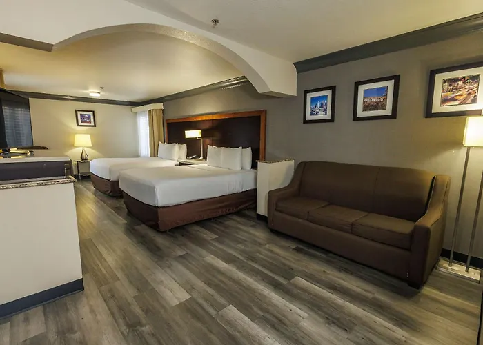 Comfort Inn & Suites Near Universal - N Hollywood - Burbank