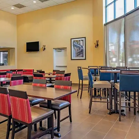 Comfort Inn & Suites Near Universal - N Hollywood - Burbank 